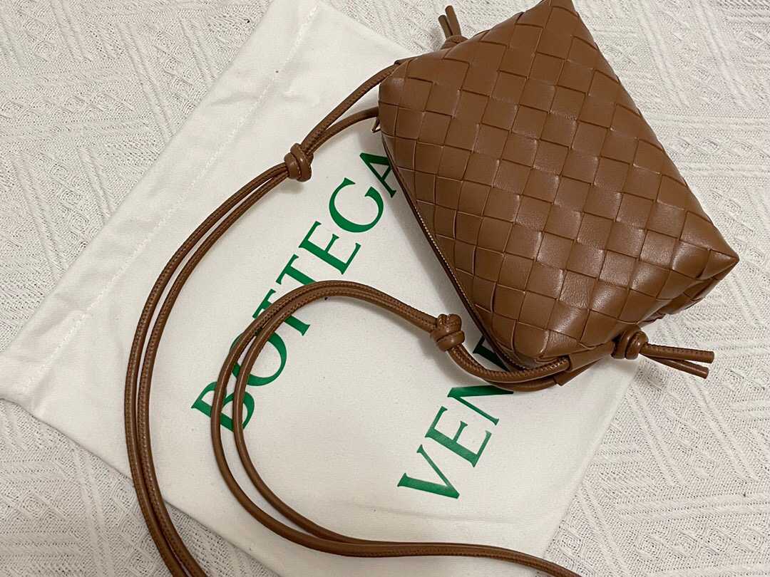 bo*te*ga Ve*ne*ta shoulder bags
