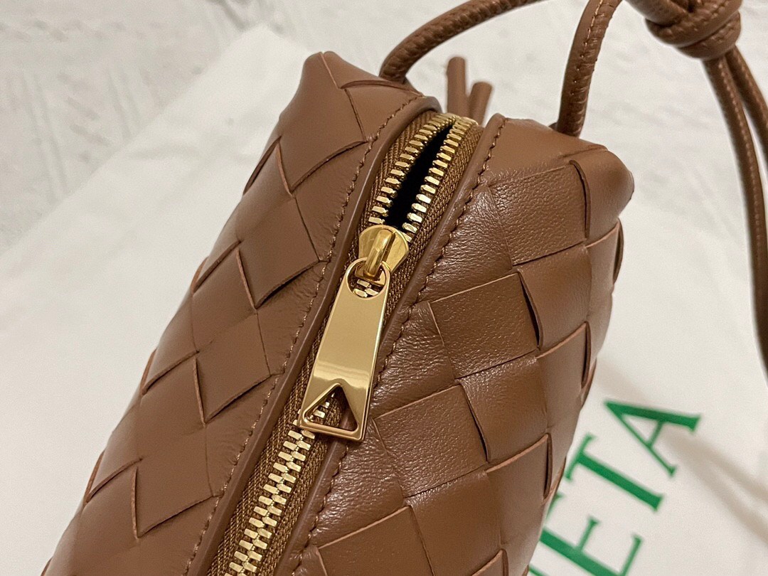 bo*te*ga Ve*ne*ta shoulder bags