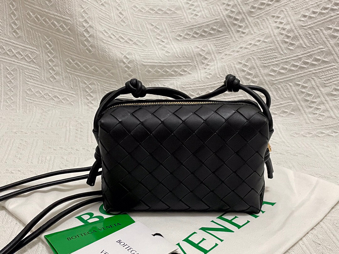 bo*te*ga Ve*ne*ta shoulder bags