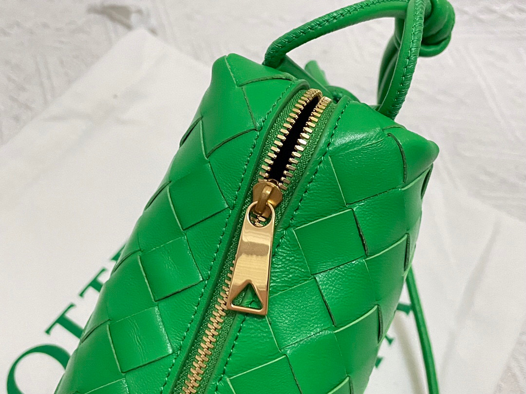 bo*te*ga Ve*ne*ta shoulder bags