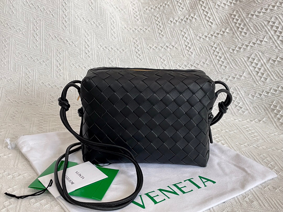 bo*te*ga Ve*ne*ta shoulder bags