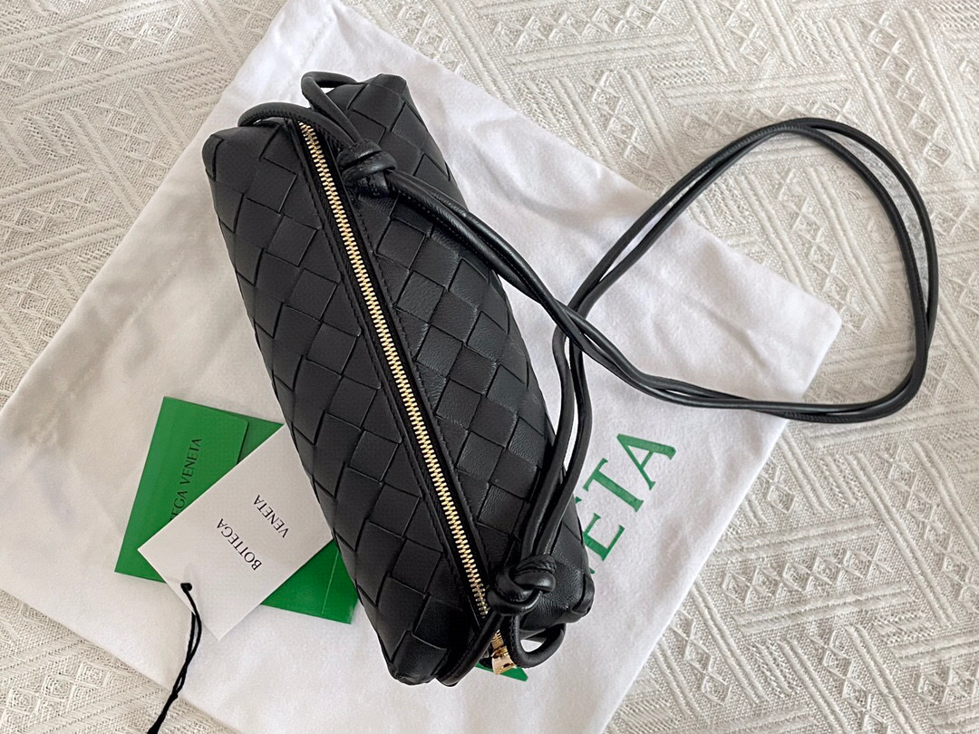 bo*te*ga Ve*ne*ta shoulder bags