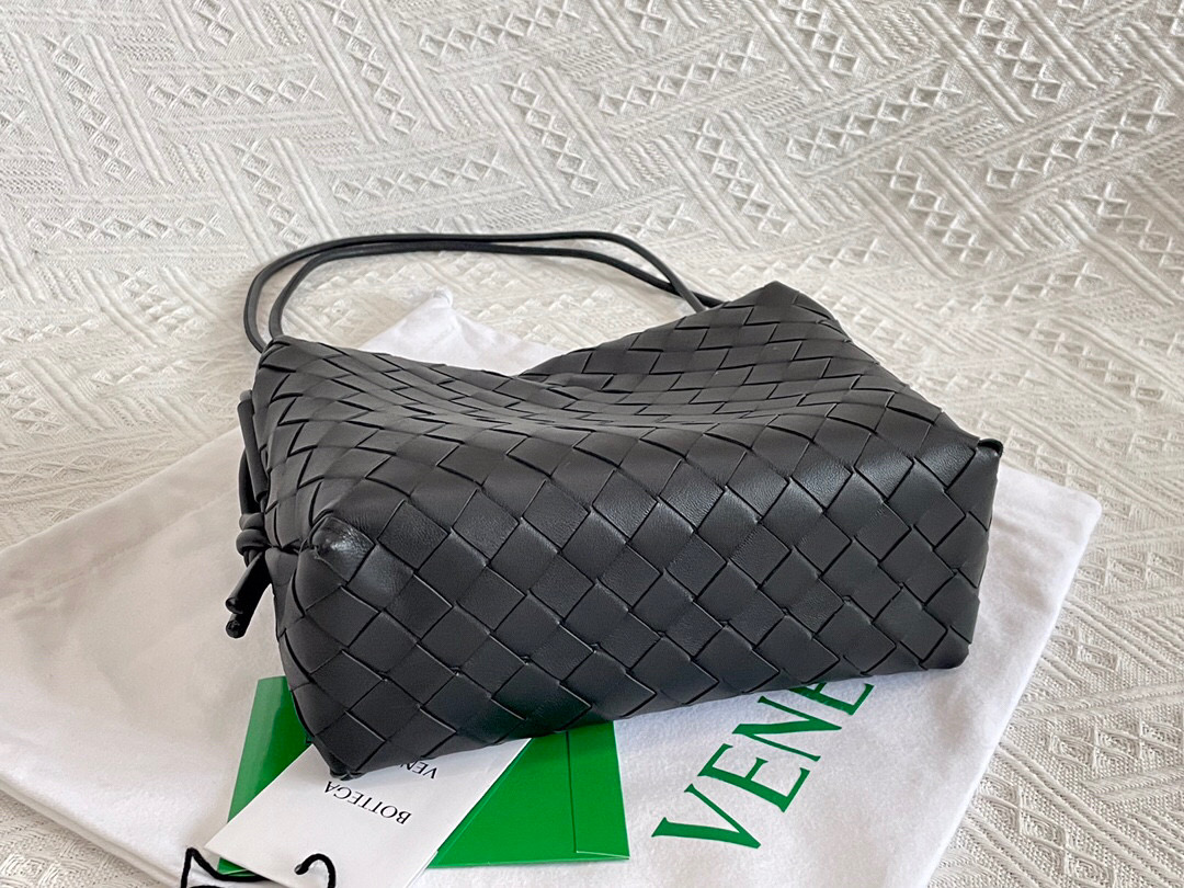 bo*te*ga Ve*ne*ta shoulder bags