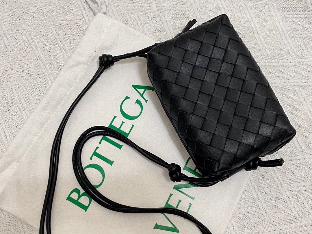 bo*te*ga Ve*ne*ta shoulder bags