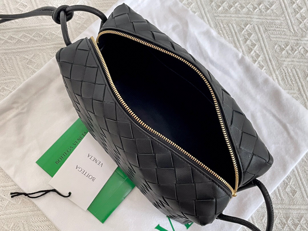 bo*te*ga Ve*ne*ta shoulder bags