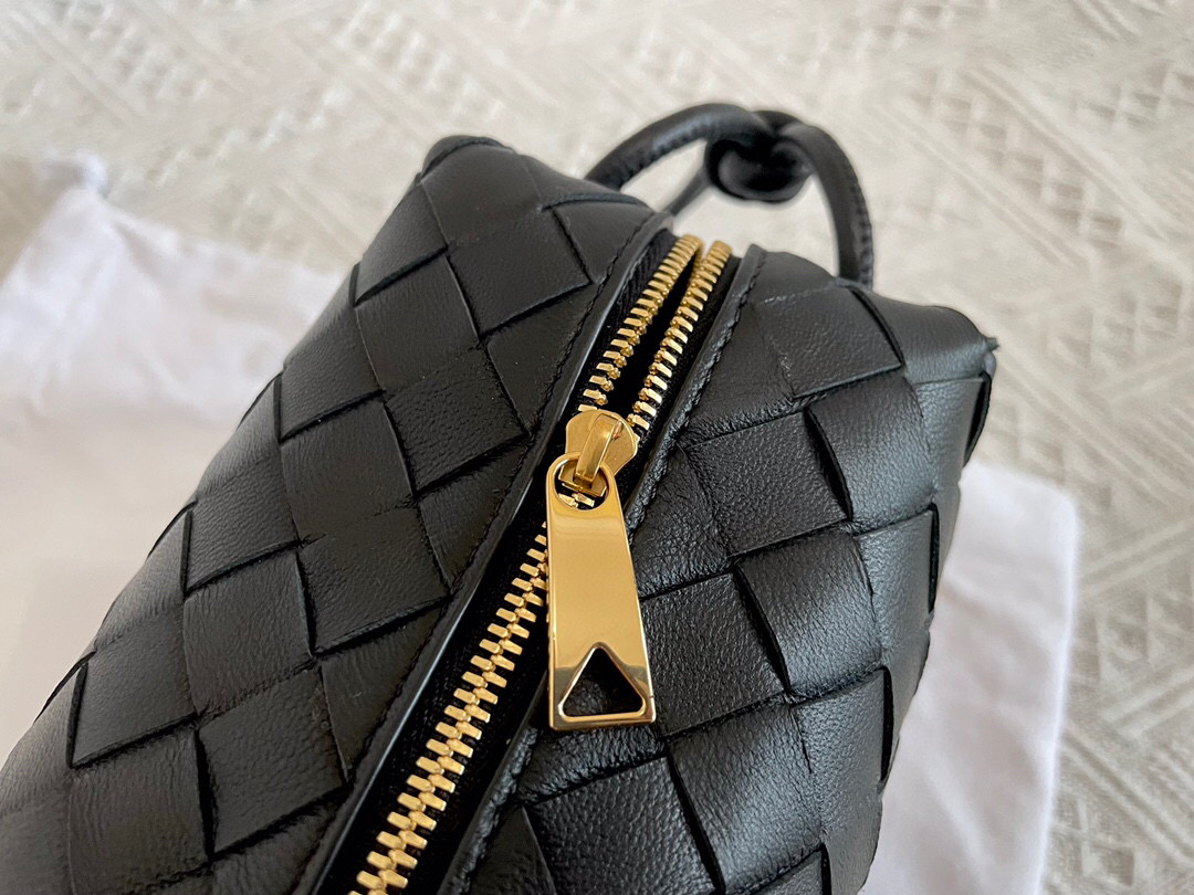 bo*te*ga Ve*ne*ta shoulder bags