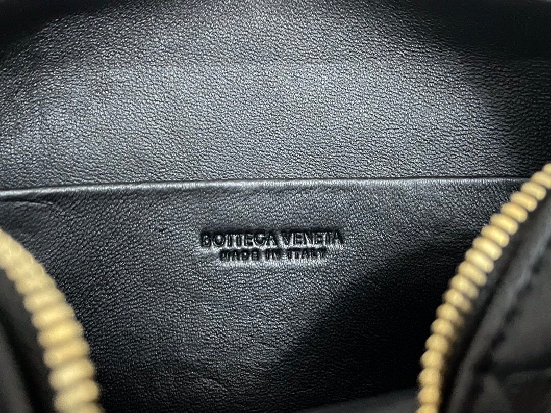 bo*te*ga Ve*ne*ta shoulder bags