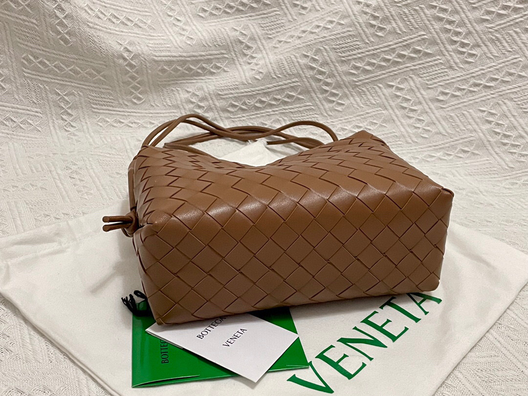 bo*te*ga Ve*ne*ta shoulder bags