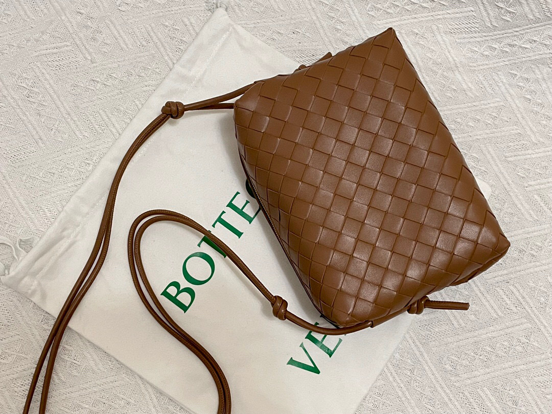bo*te*ga Ve*ne*ta shoulder bags