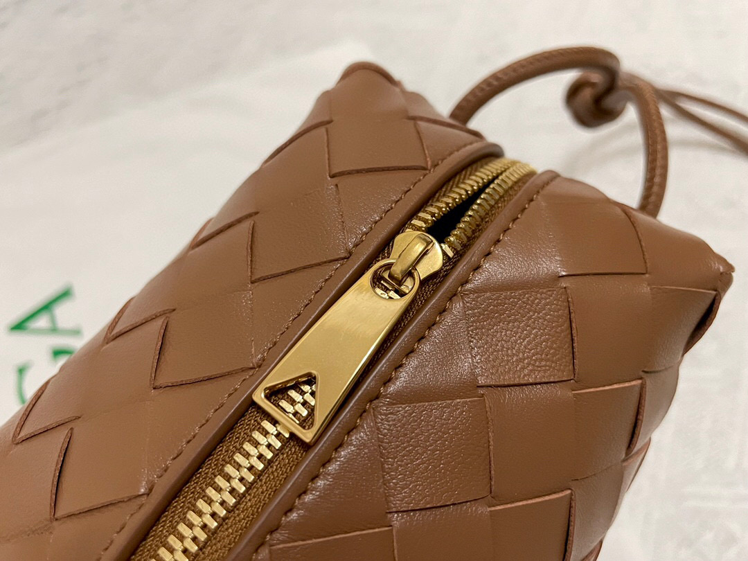 bo*te*ga Ve*ne*ta shoulder bags