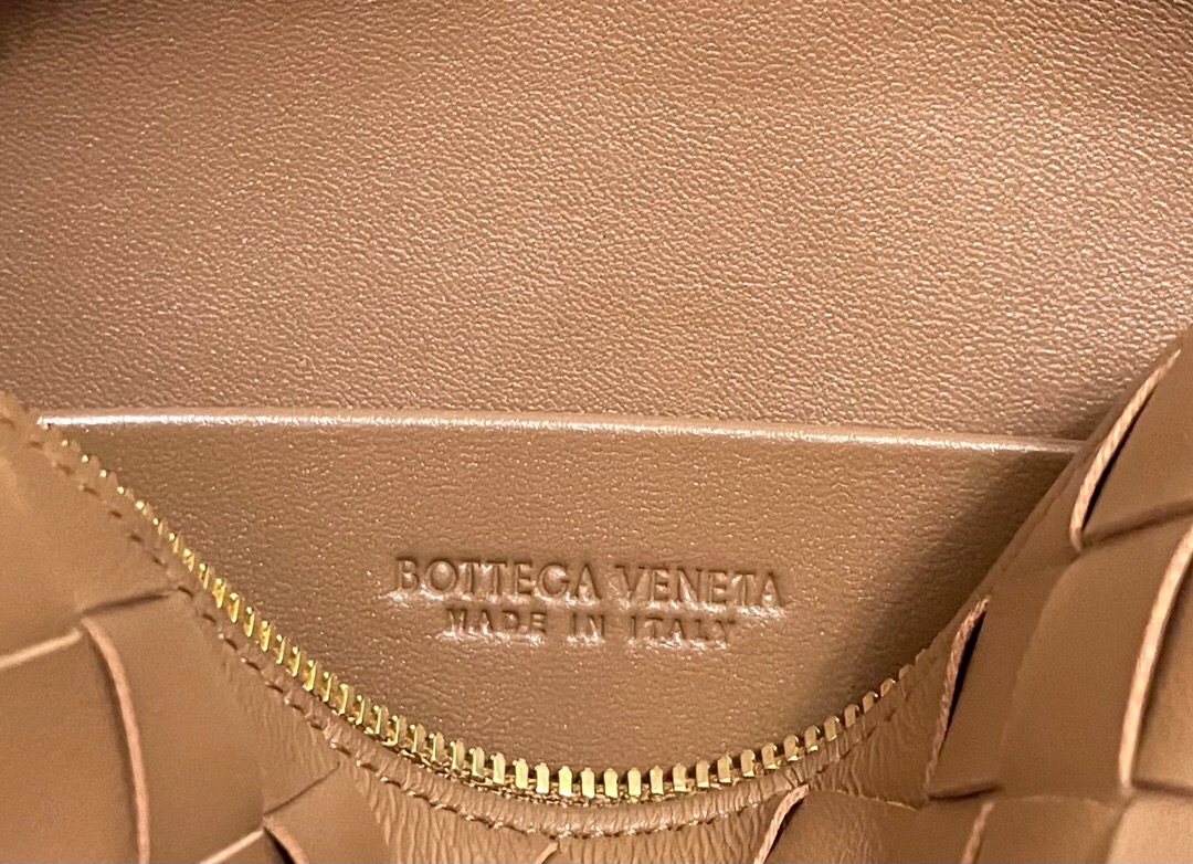 bo*te*ga Ve*ne*ta shoulder bags