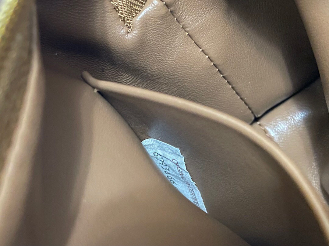 bo*te*ga Ve*ne*ta shoulder bags