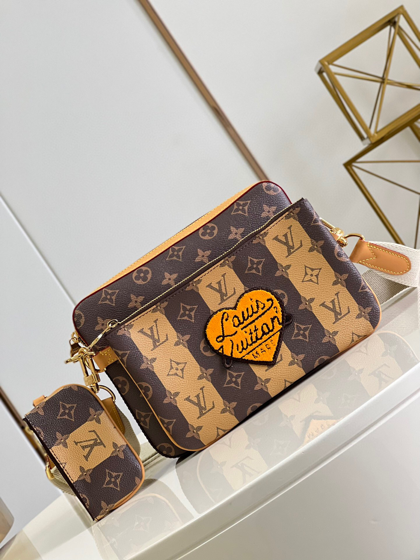 l**is V*t*n trio messenger bag