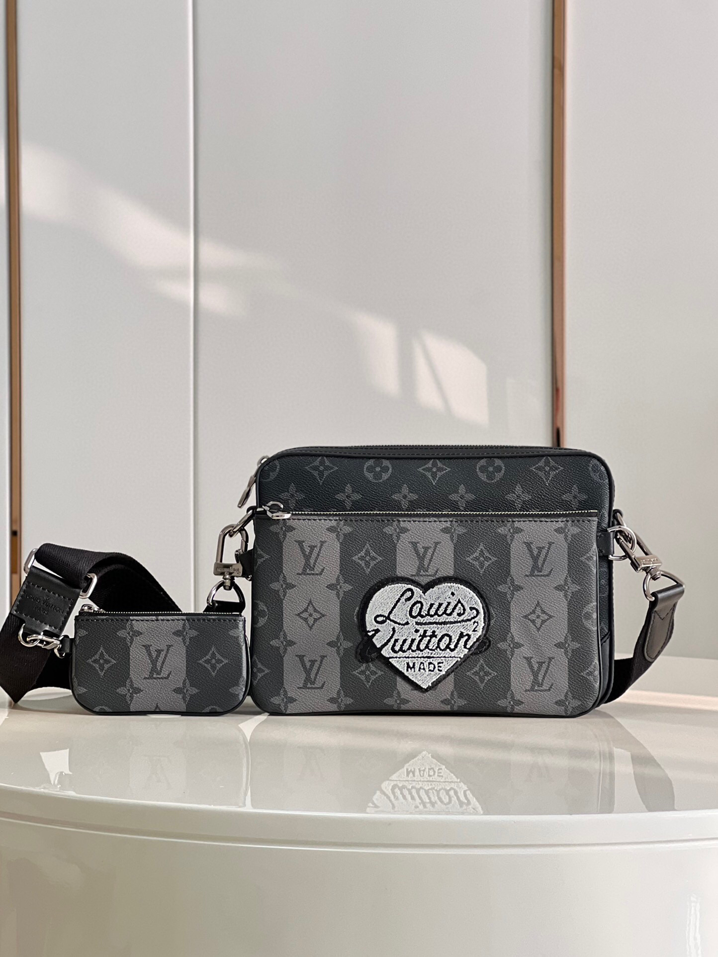 l**is V*t*n trio messenger bag