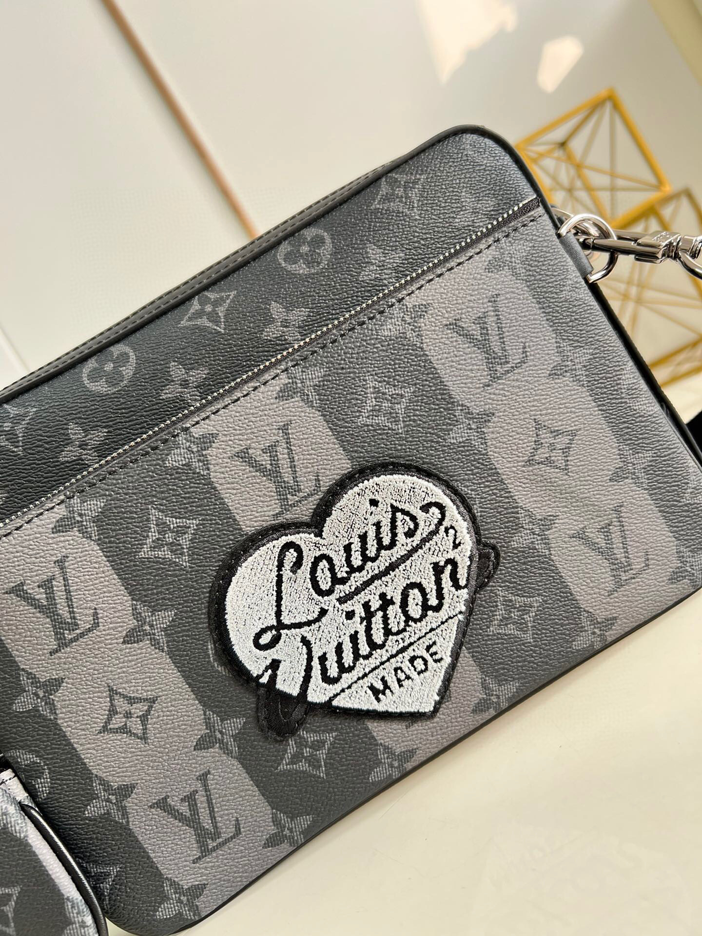 l**is V*t*n trio messenger bag