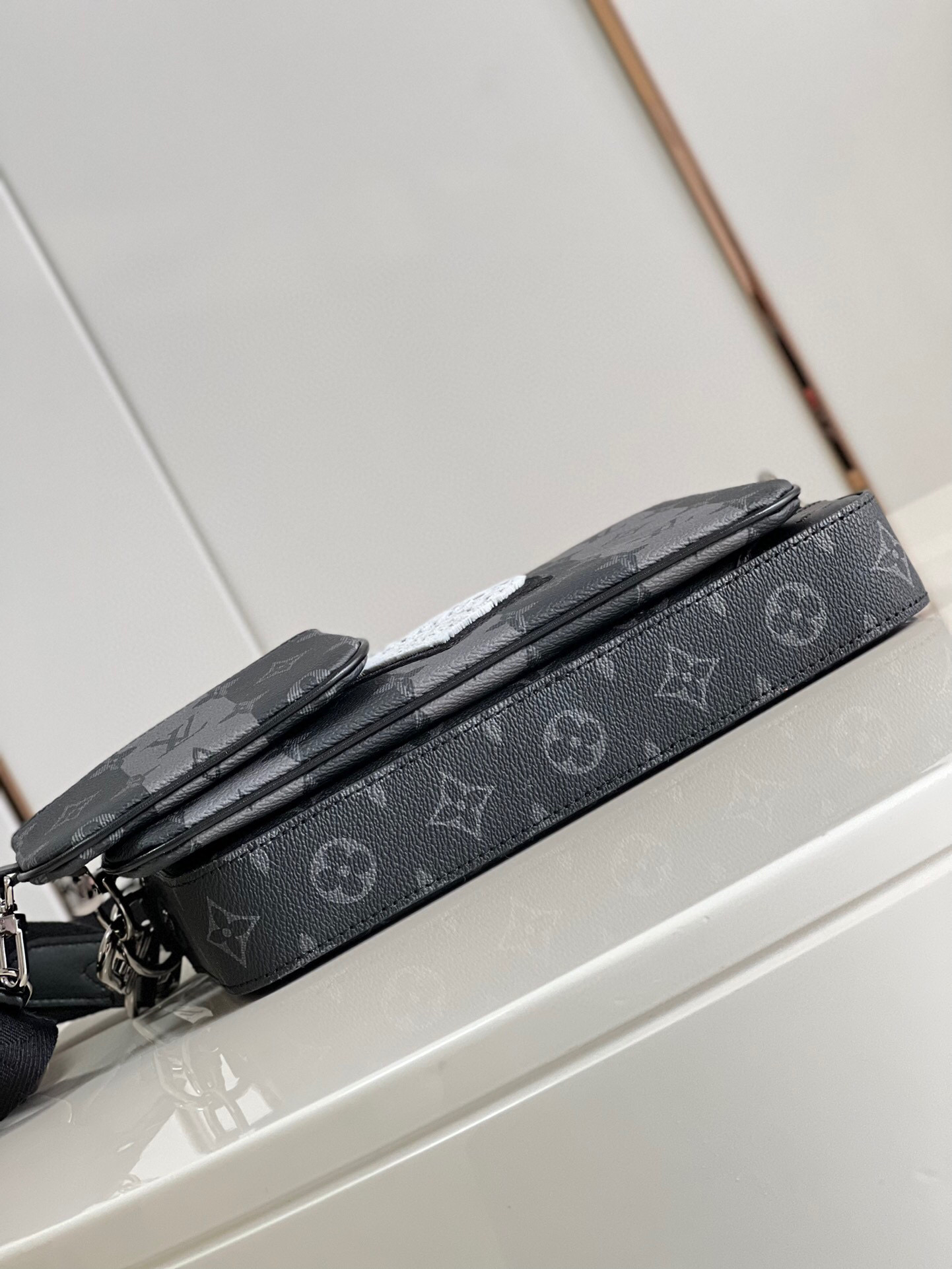 l**is V*t*n trio messenger bag