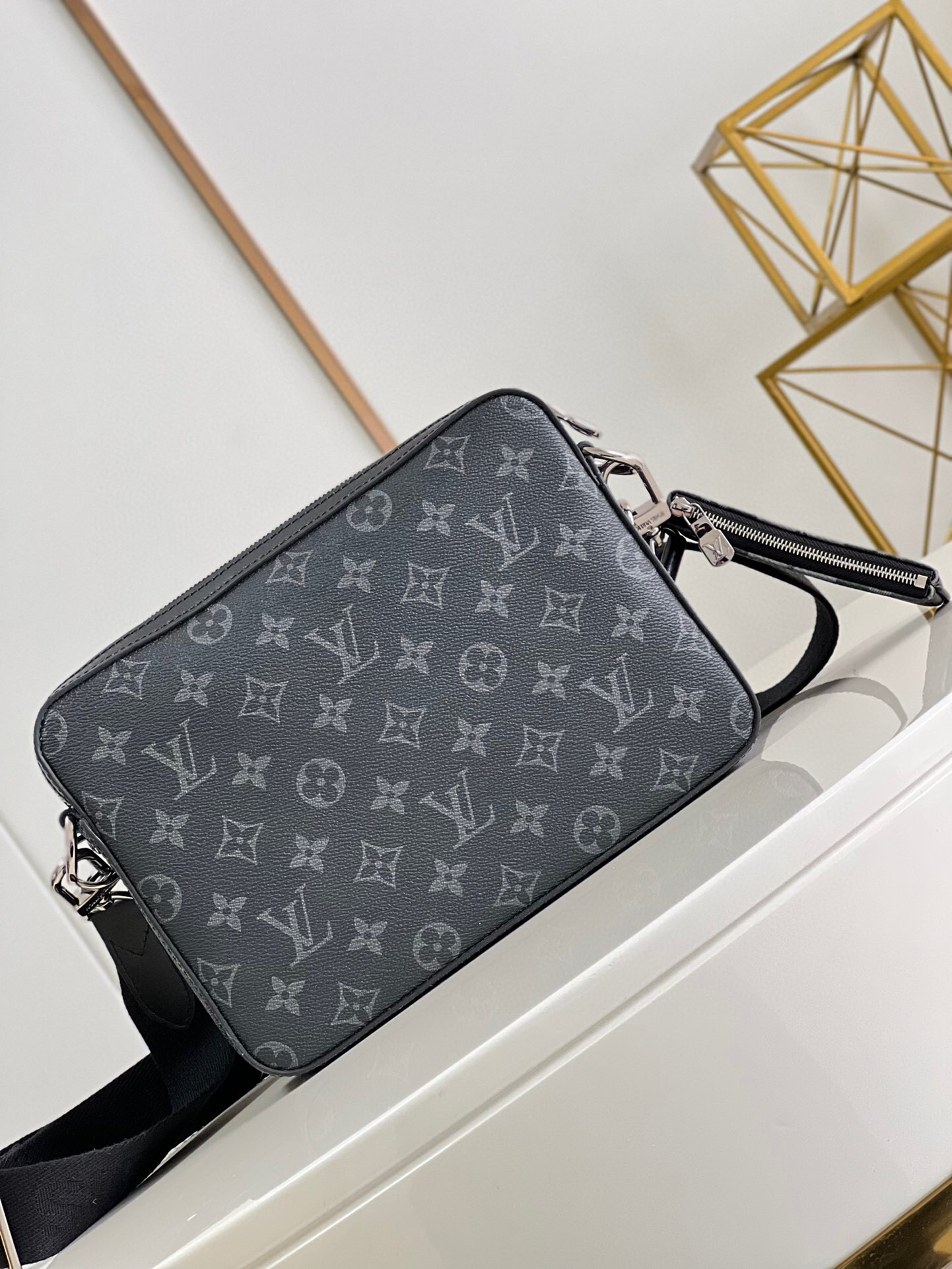 l**is V*t*n trio messenger bag