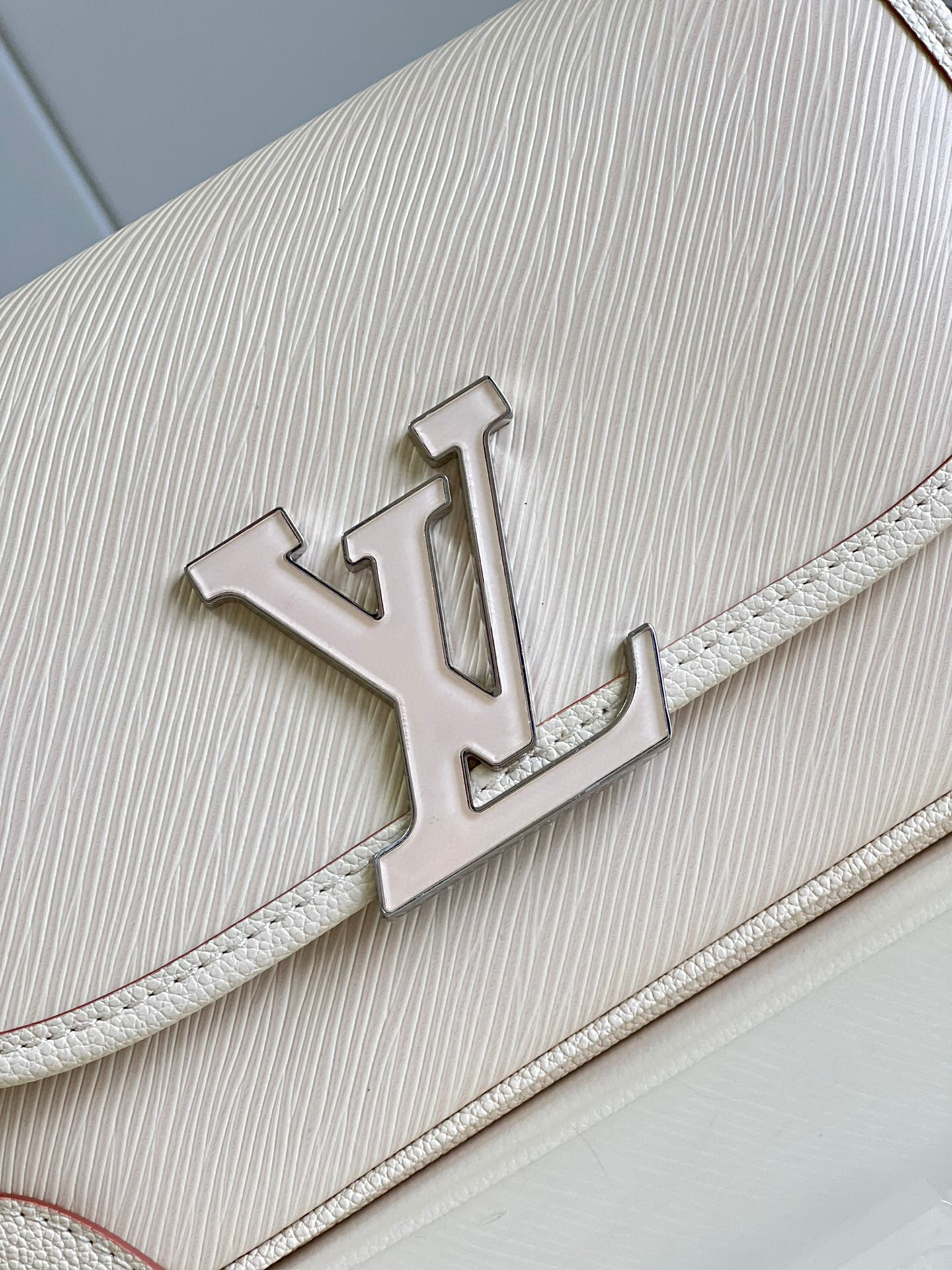 l**is V*t*n buci bag