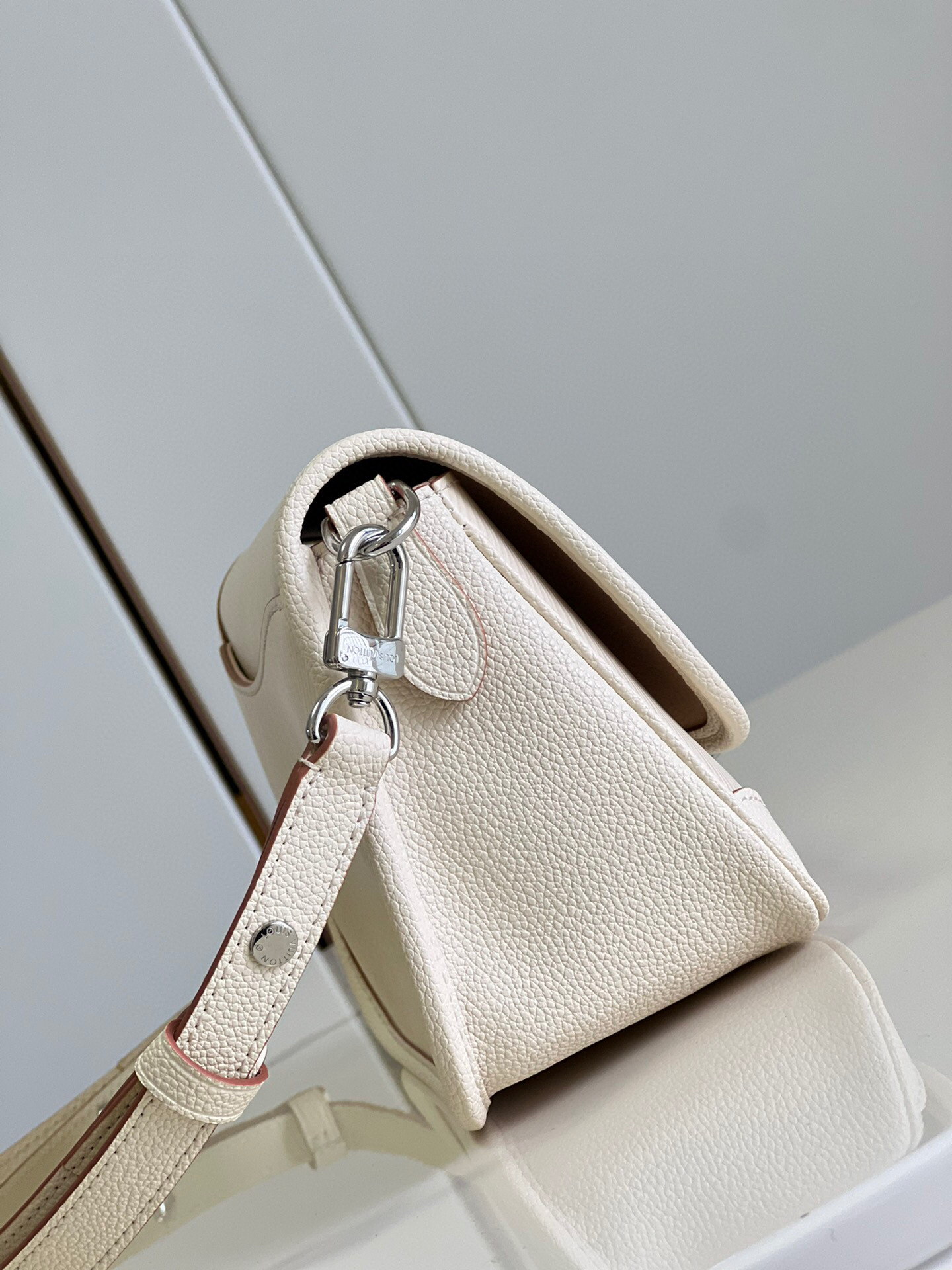 l**is V*t*n buci bag