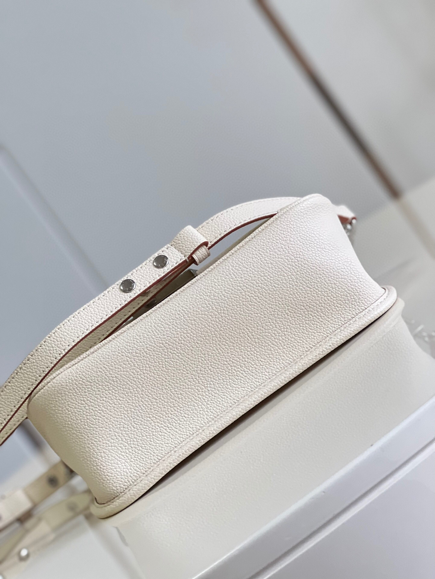 l**is V*t*n buci bag