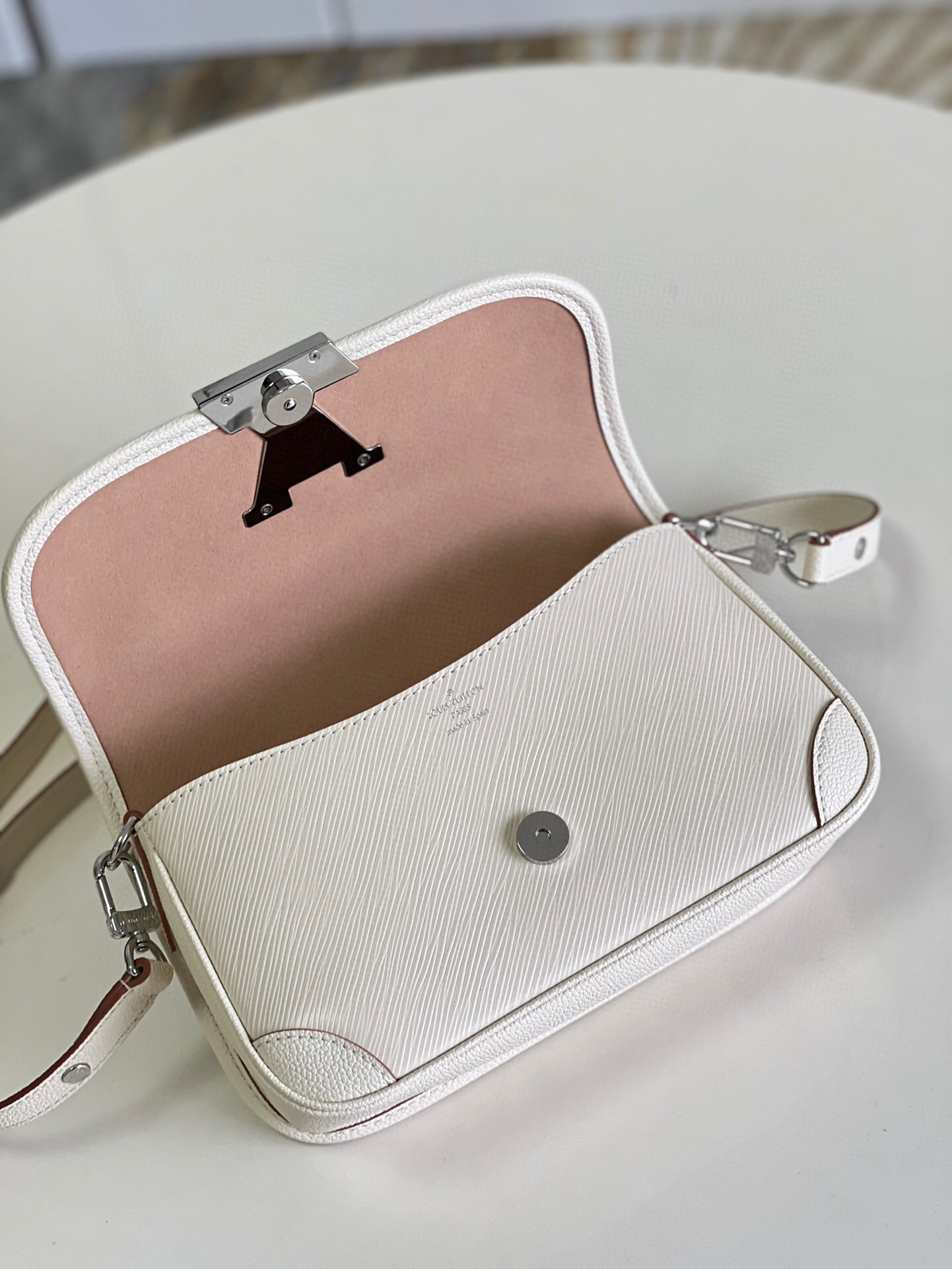 l**is V*t*n buci bag