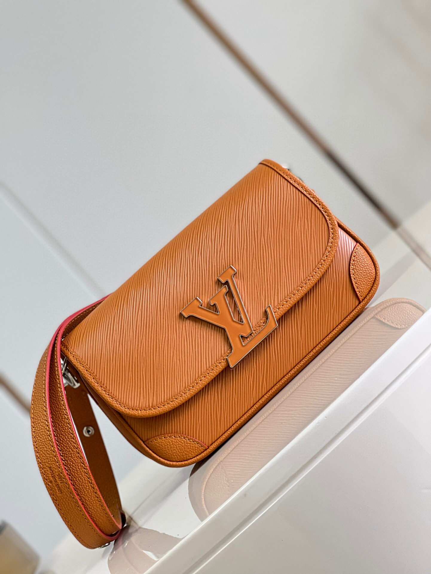 l**is V*t*n buci bag