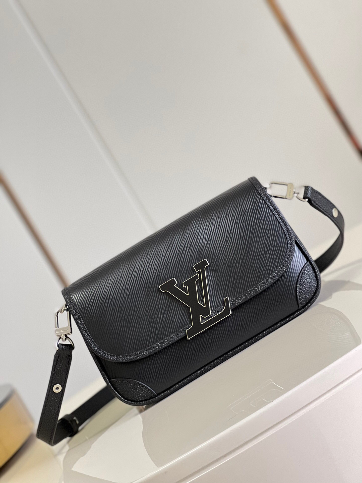 l**is V*t*n buci bag