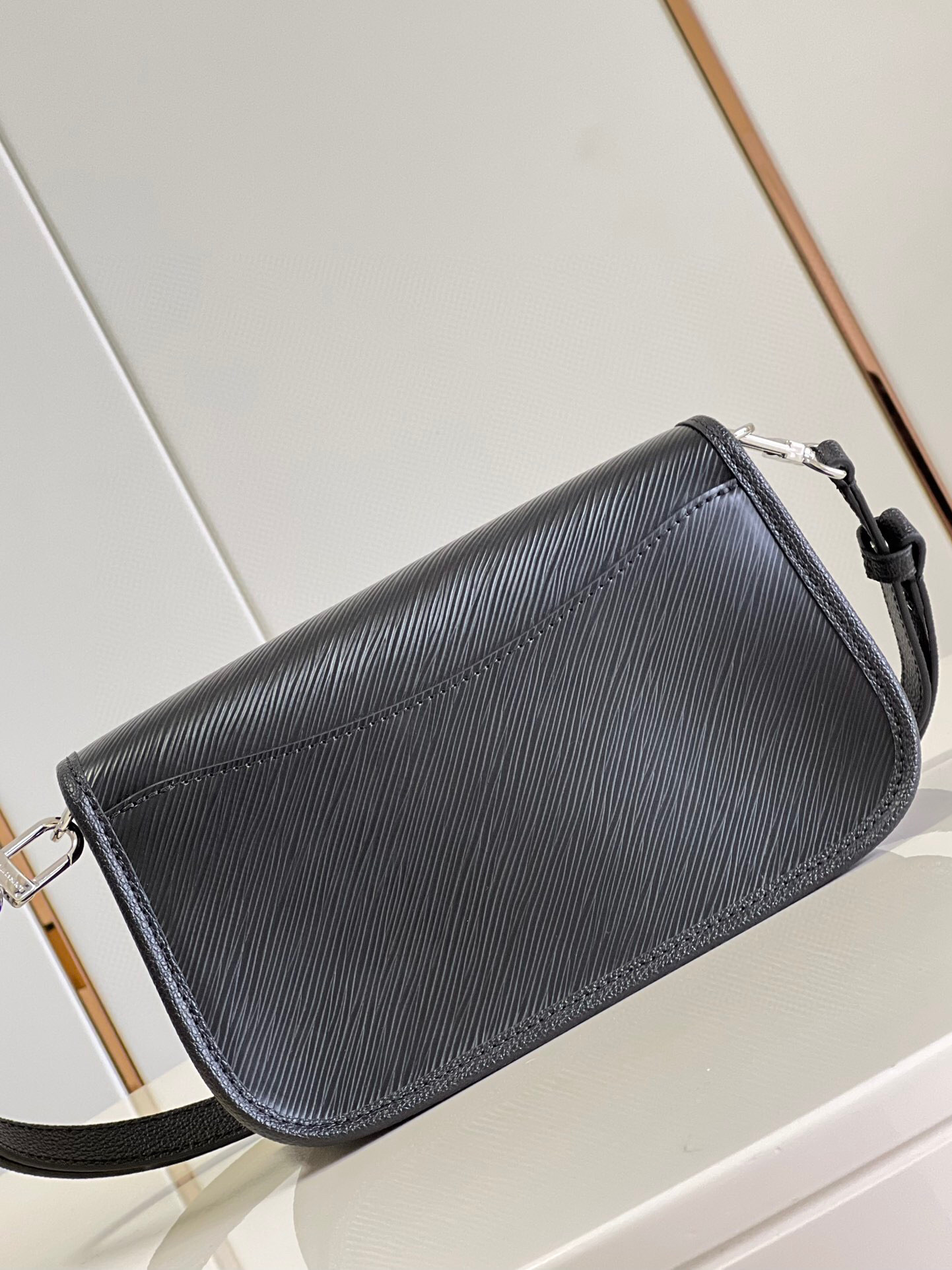 l**is V*t*n buci bag