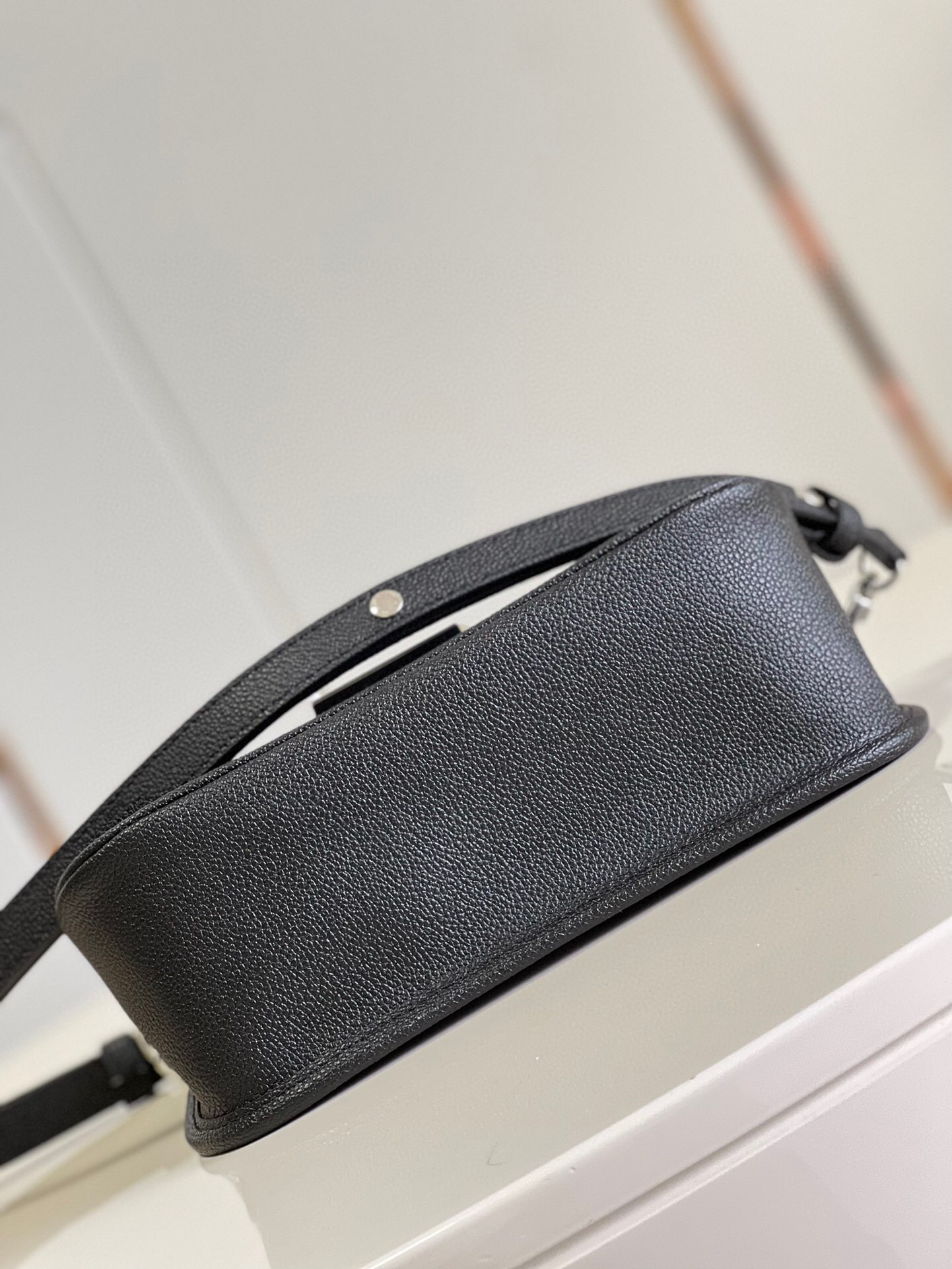l**is V*t*n buci bag