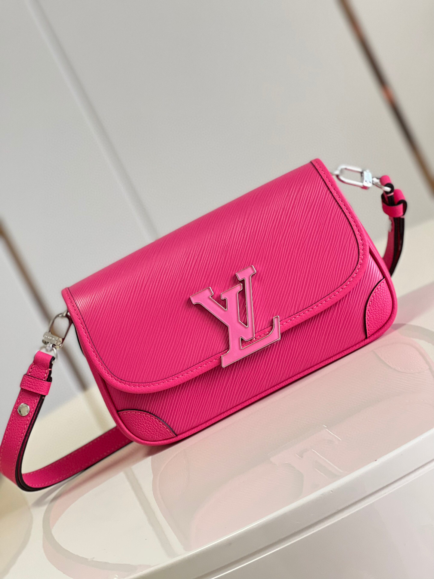 l**is V*t*n buci bag