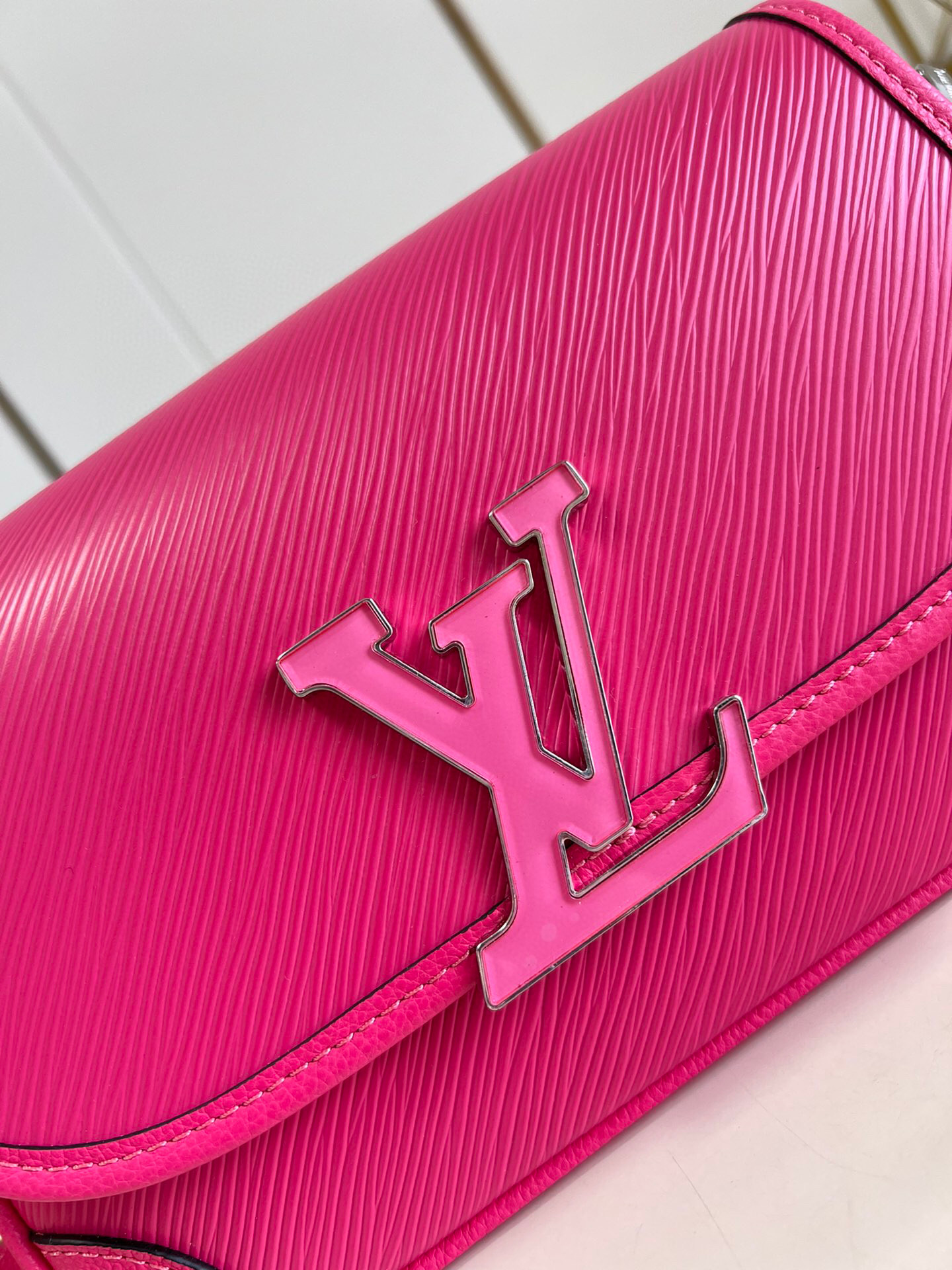 l**is V*t*n buci bag
