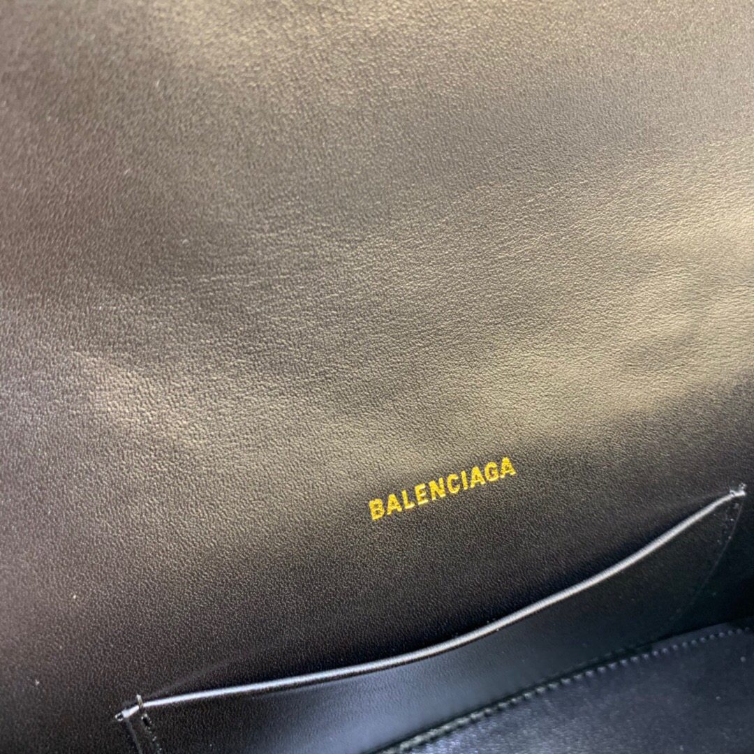 Ba*len*cia*ga hourglass