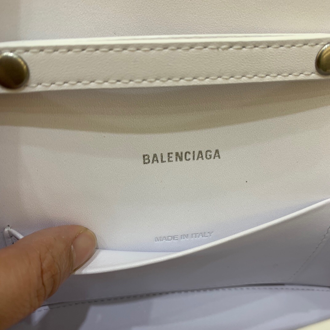 Ba*len*cia*ga hourglass