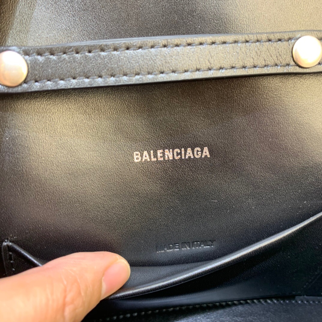 Ba*len*cia*ga hourglass