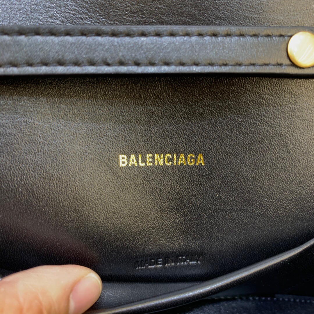 Ba*len*cia*ga hourglass