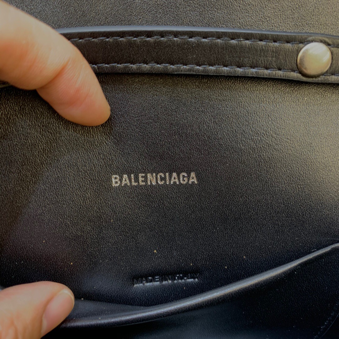 Ba*len*cia*ga hourglass