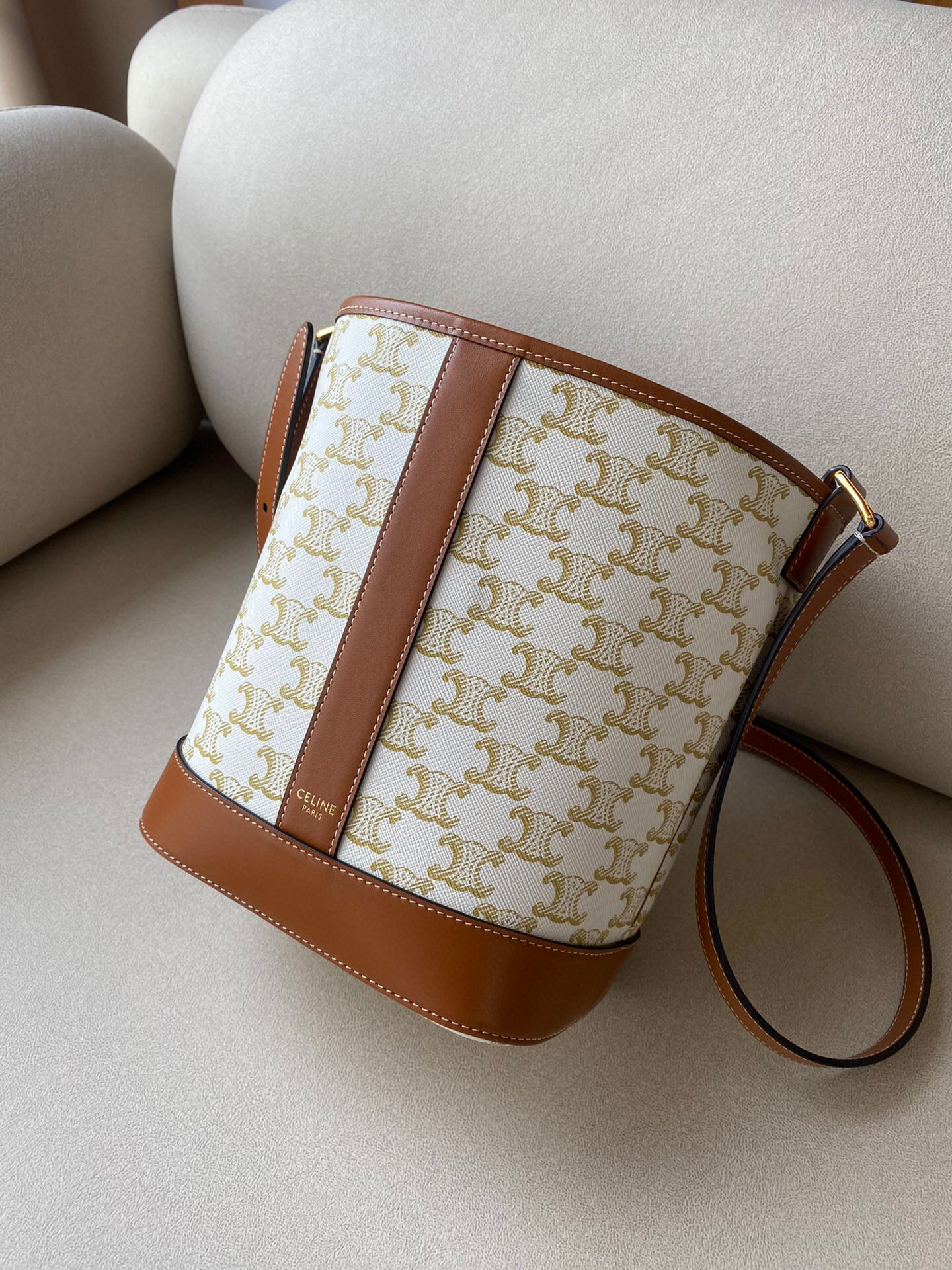 Ce**e canvas bucket