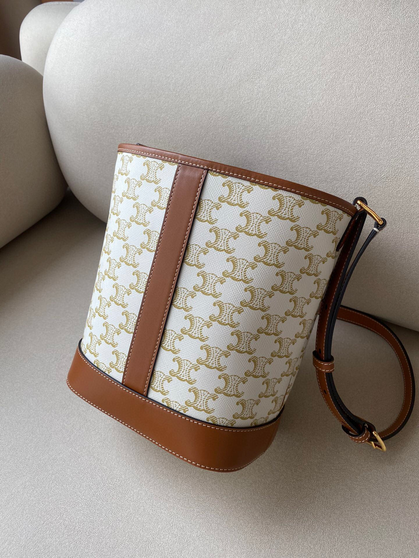Ce**e canvas bucket