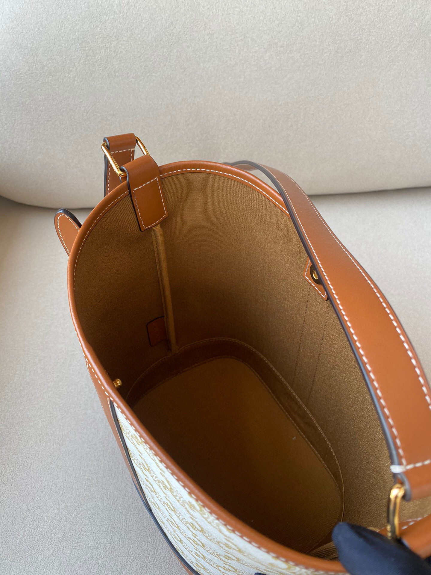 Ce**e canvas bucket
