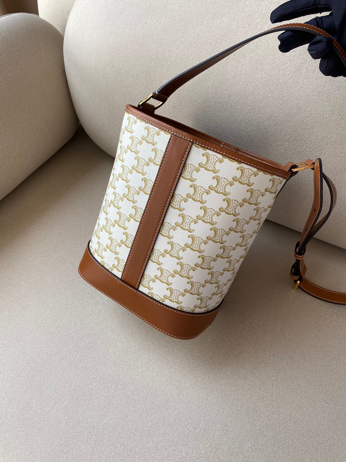 Ce**e canvas bucket