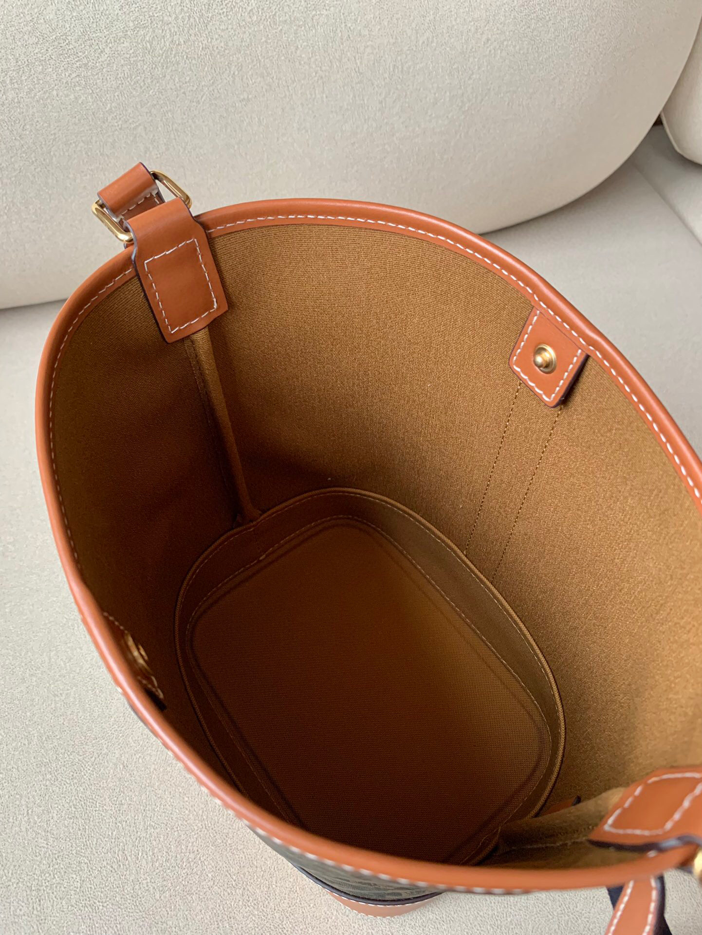 Ce**e canvas bucket