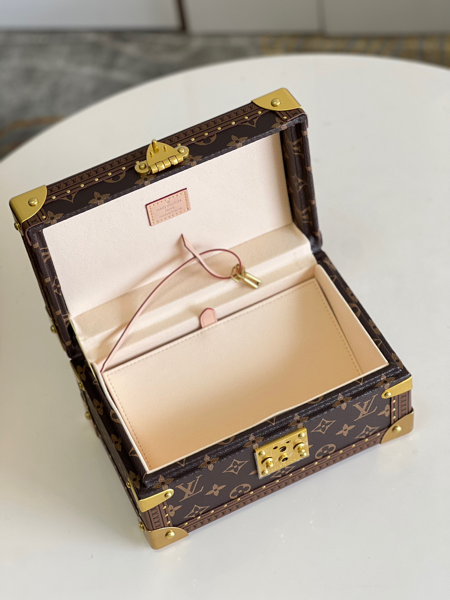 l**is V*t*n jewelry box