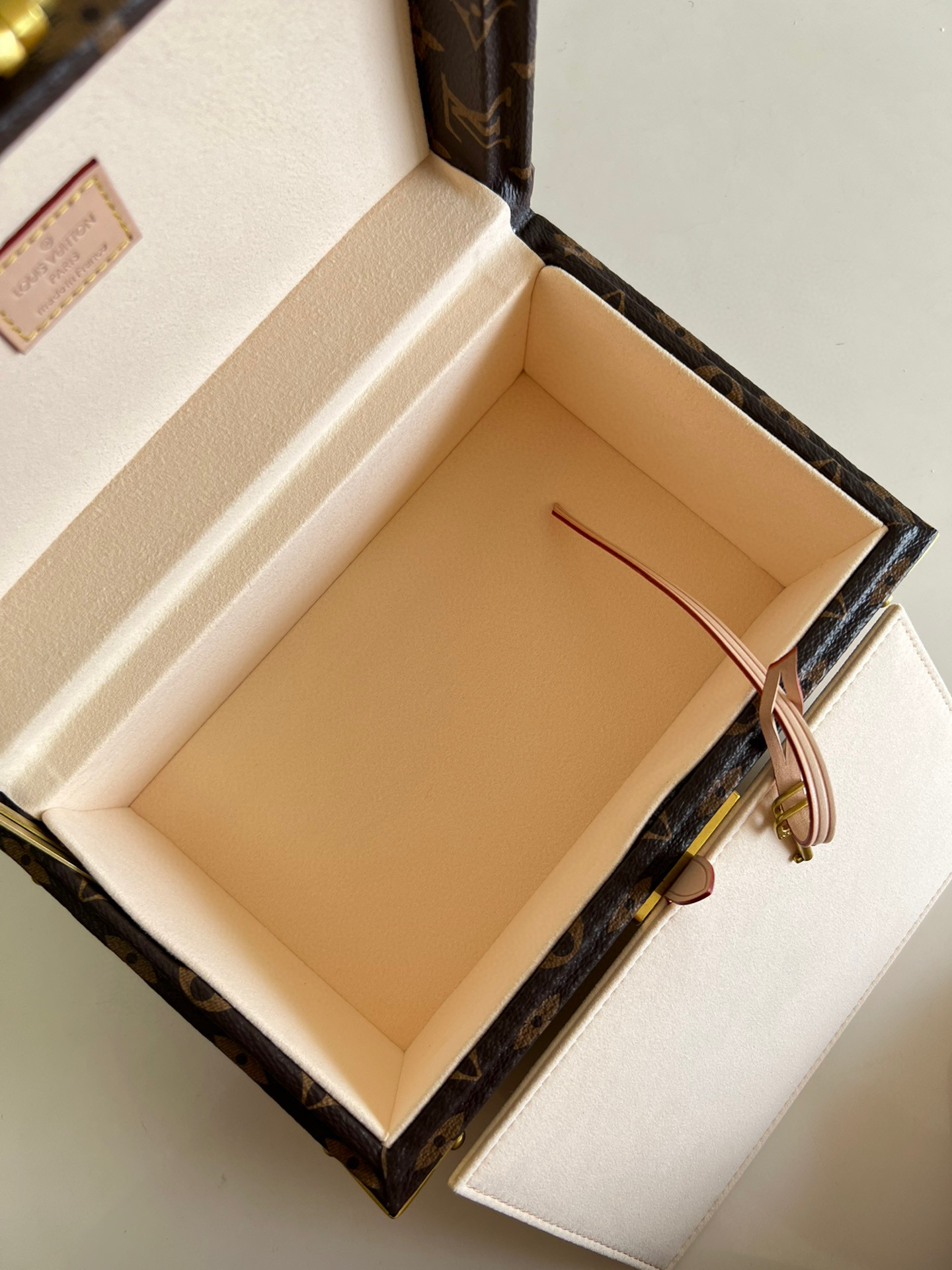 l**is V*t*n jewelry box