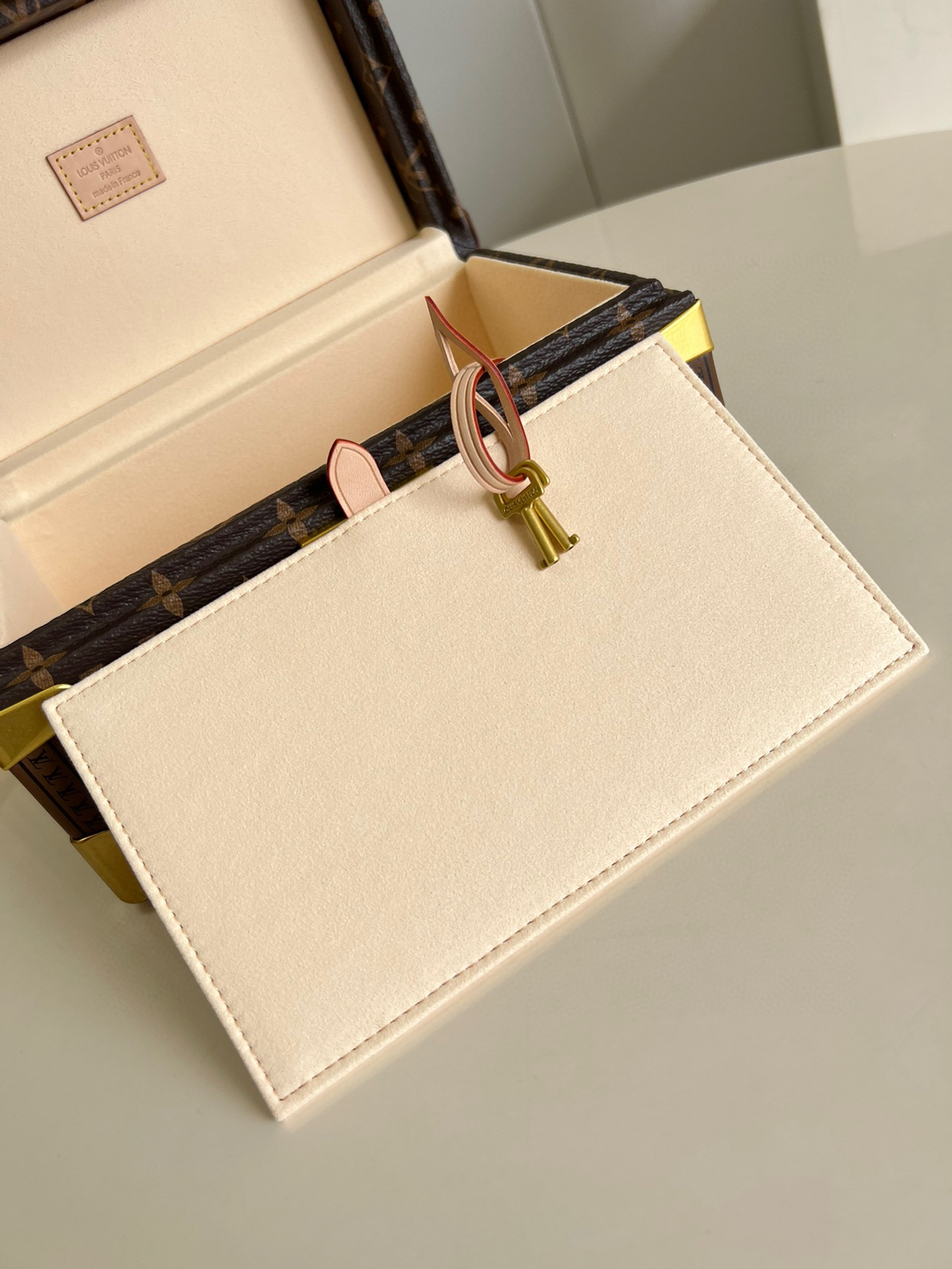 l**is V*t*n jewelry box
