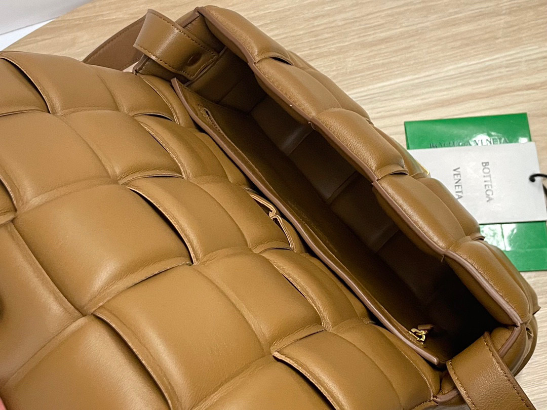 bo*te*ga Ve*ne*ta padded cassette