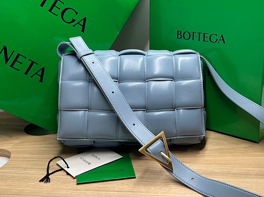 bo*te*ga Ve*ne*ta padded cassette