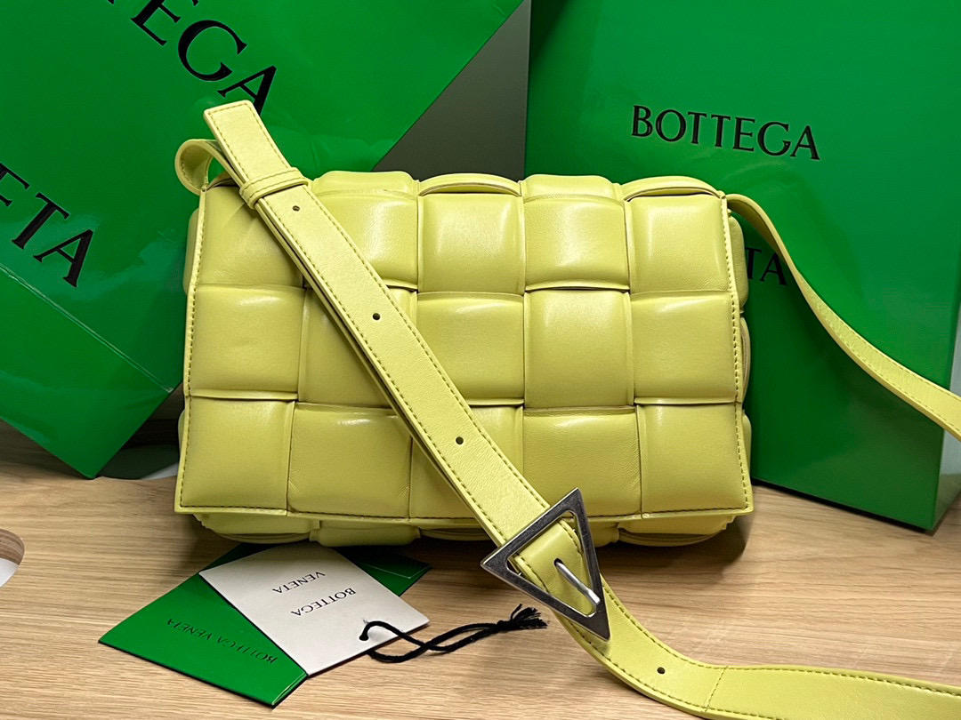 bo*te*ga Ve*ne*ta padded cassette