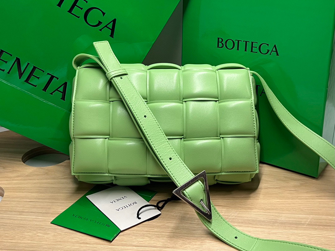 bo*te*ga Ve*ne*ta padded cassette
