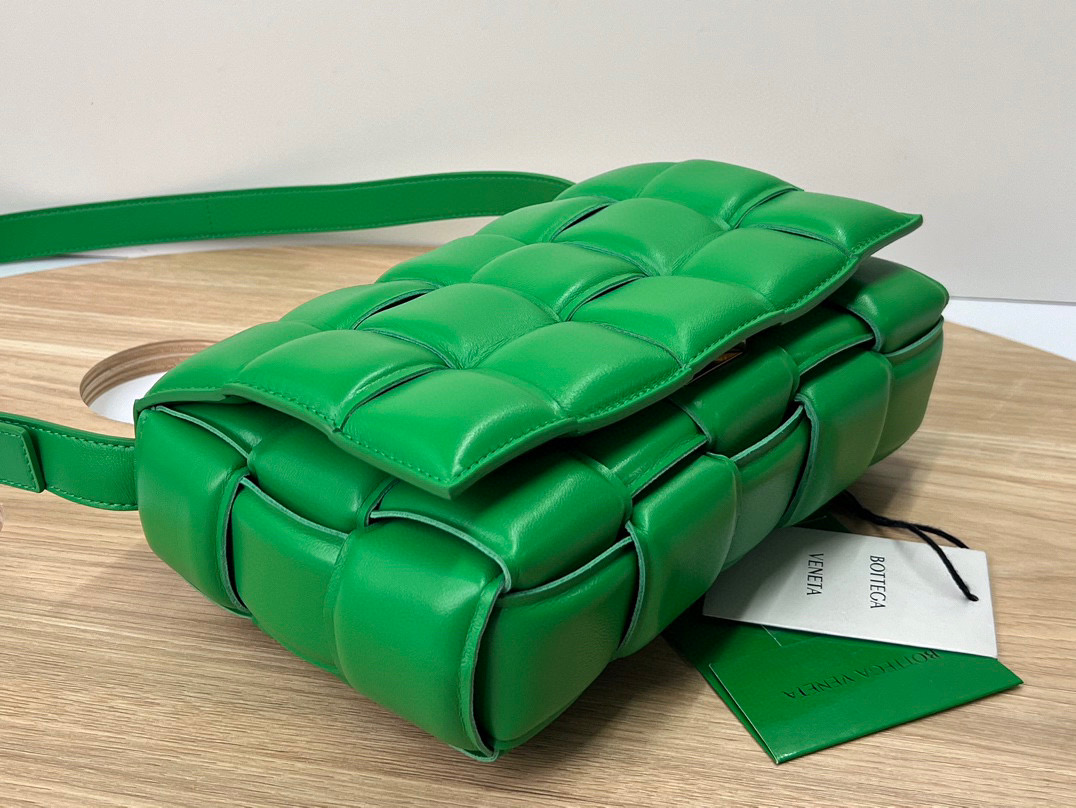 bo*te*ga Ve*ne*ta padded cassette