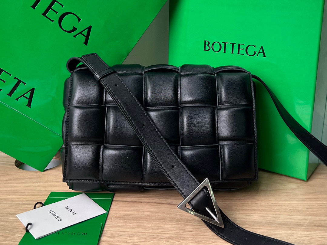 bo*te*ga Ve*ne*ta padded cassette